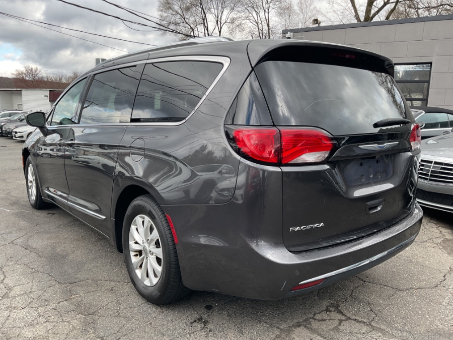 2018 Chrysler Pacifica Touring L FWD photo