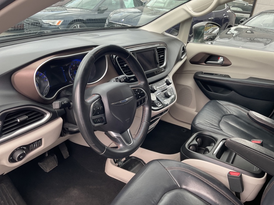 2018 Chrysler Pacifica Touring L FWD photo