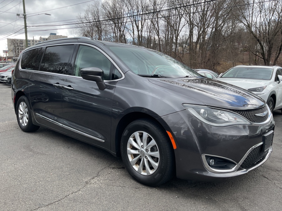 2018 Chrysler Pacifica Touring L FWD photo