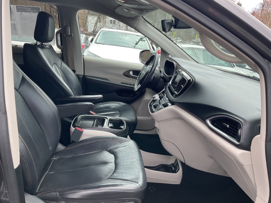 2018 Chrysler Pacifica Touring L FWD photo
