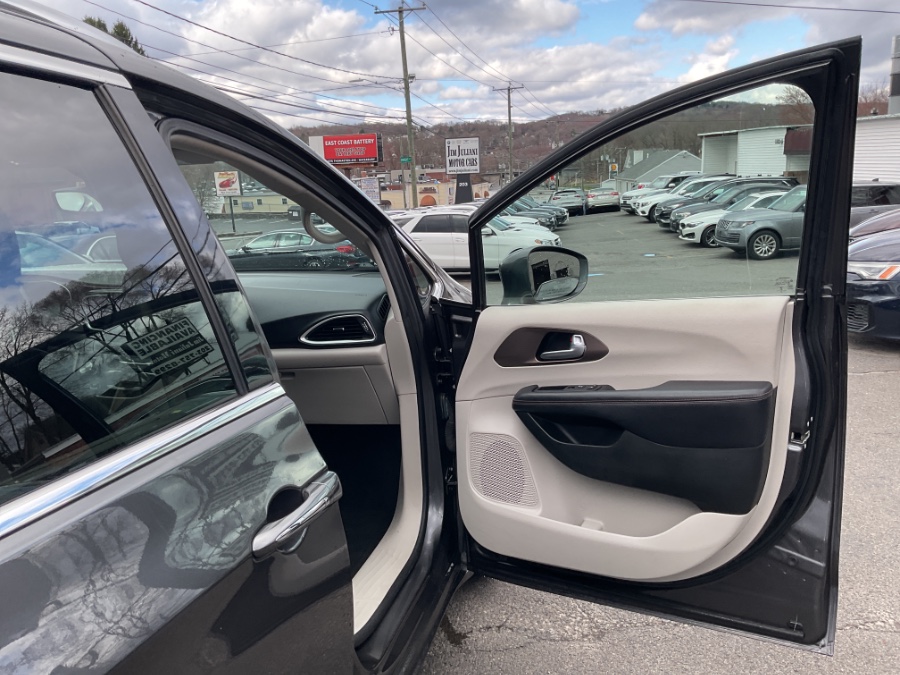2018 Chrysler Pacifica Touring L FWD photo