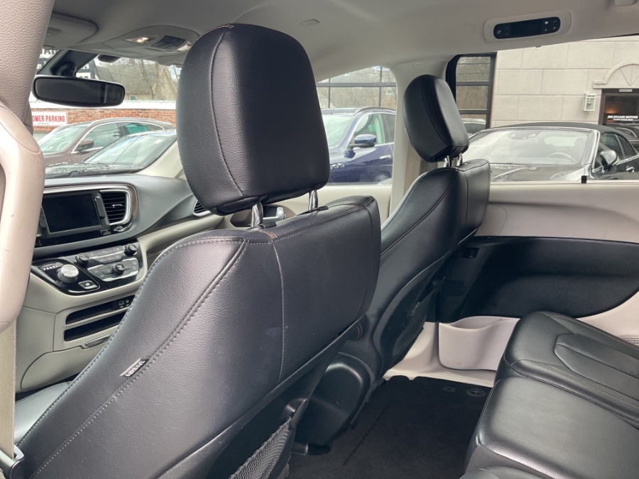2018 Chrysler Pacifica Touring L FWD photo