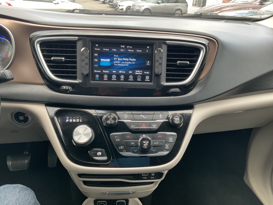 2018 Chrysler Pacifica Touring L FWD photo