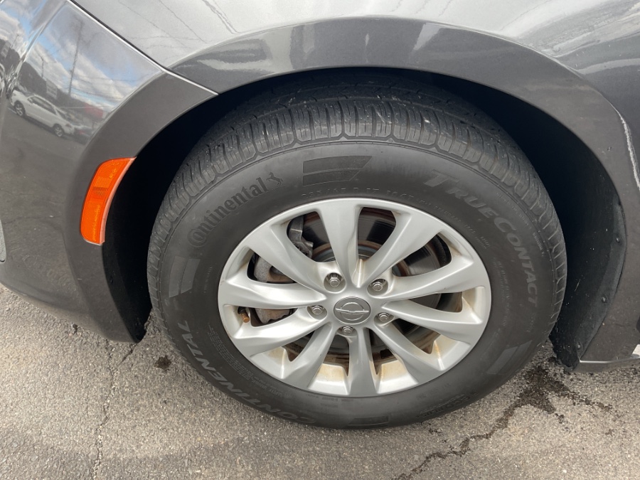 2018 Chrysler Pacifica Touring L FWD photo