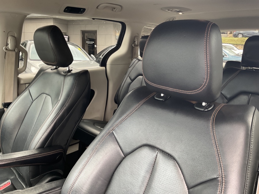 2018 Chrysler Pacifica Touring L FWD photo