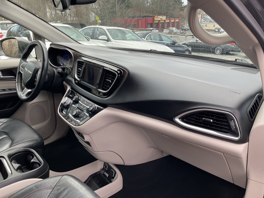 2018 Chrysler Pacifica Touring L FWD photo
