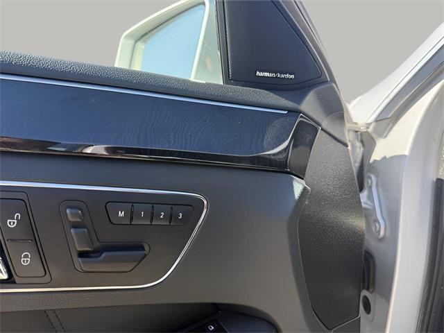 2011 Mercedes-Benz E-Class E350 4MATIC Luxury photo