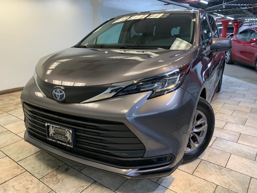 2023 Toyota Sienna LE AWD 8-Passenger (Natl) photo