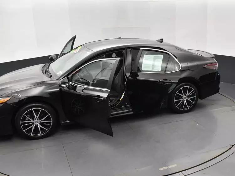 2023 Toyota Camry SE Sedan 4D photo