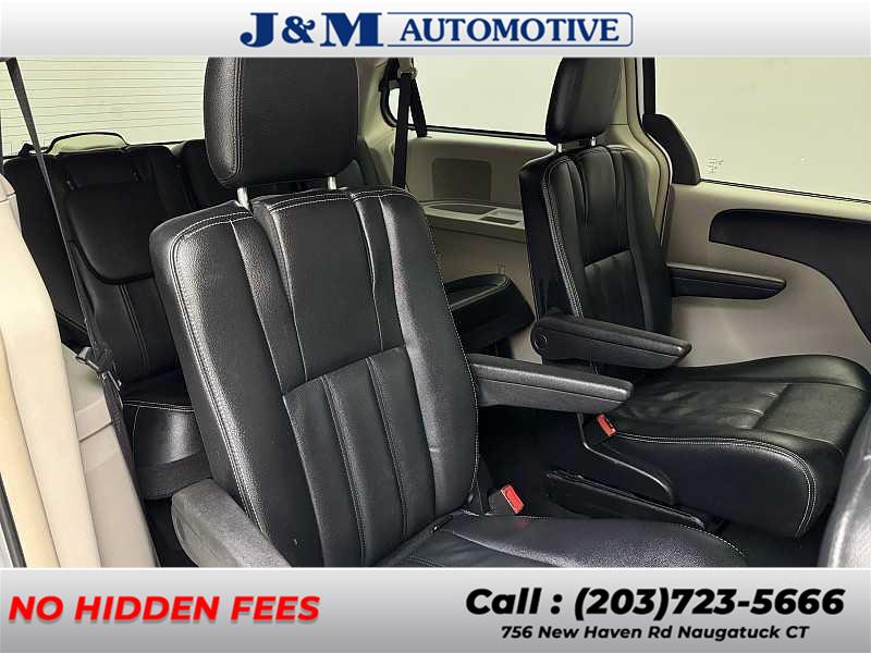 2016 Chrysler Town & Country Touring photo