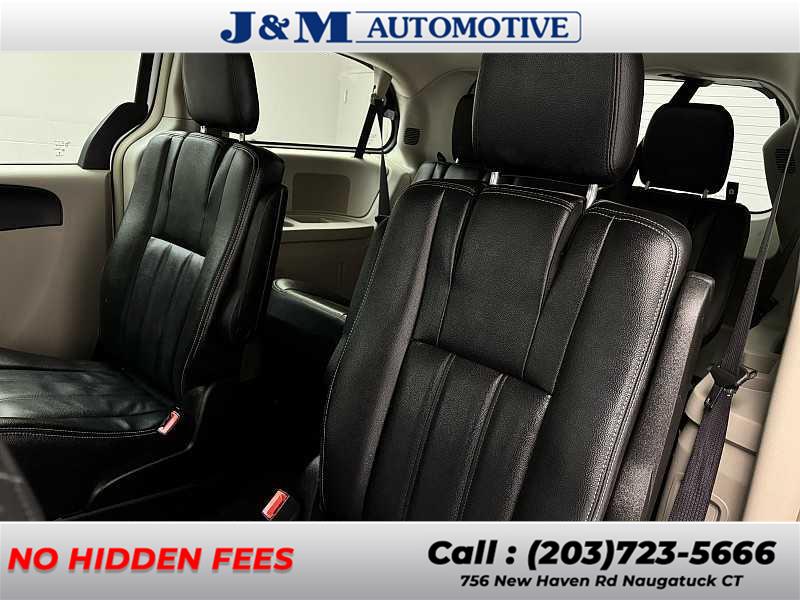 2016 Chrysler Town & Country Touring photo