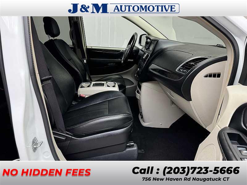 2016 Chrysler Town & Country Touring photo