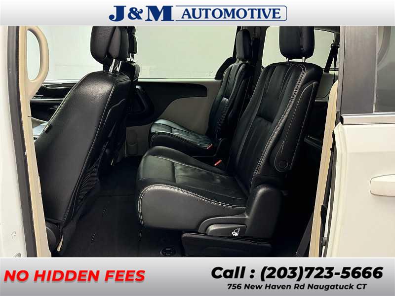 2016 Chrysler Town & Country Touring photo