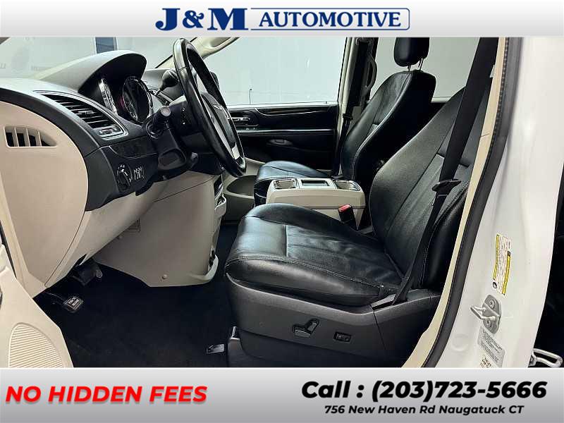 2016 Chrysler Town & Country Touring photo
