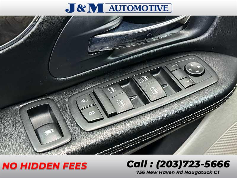 2016 Chrysler Town & Country Touring photo