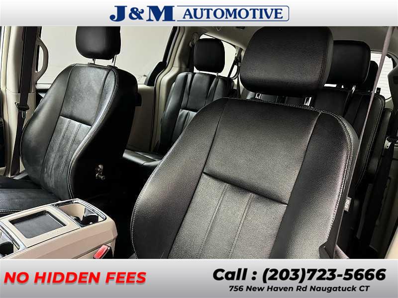 2016 Chrysler Town & Country Touring photo