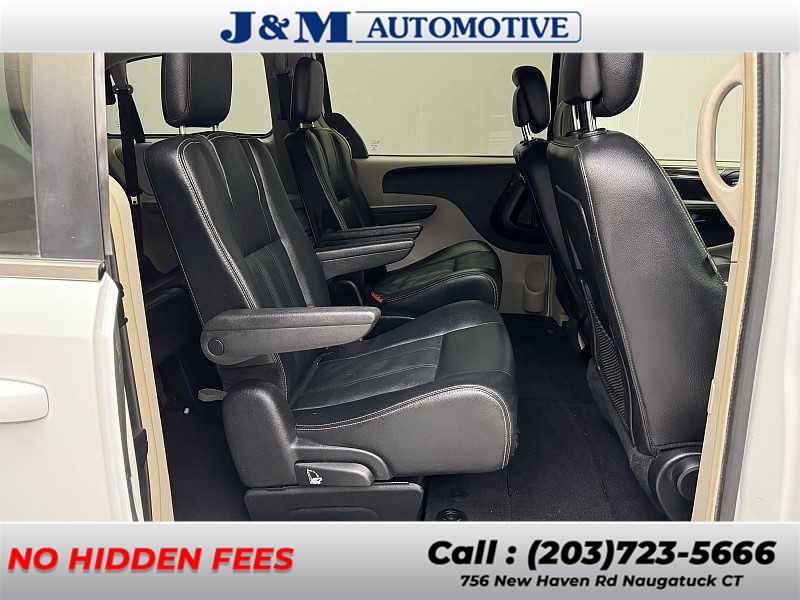 2016 Chrysler Town & Country Touring photo