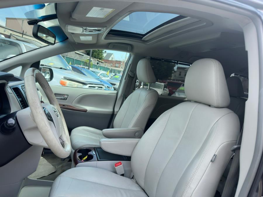 2014 Toyota Sienna XLE 7-Passenger Auto Access Se photo