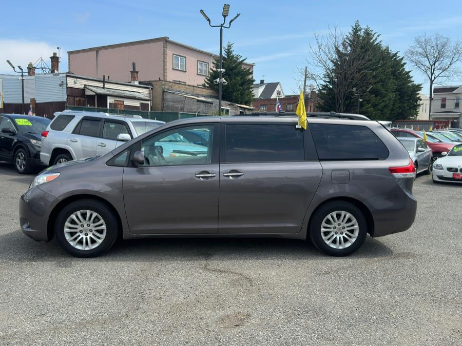 2014 Toyota Sienna XLE 7-Passenger Auto Access Se photo