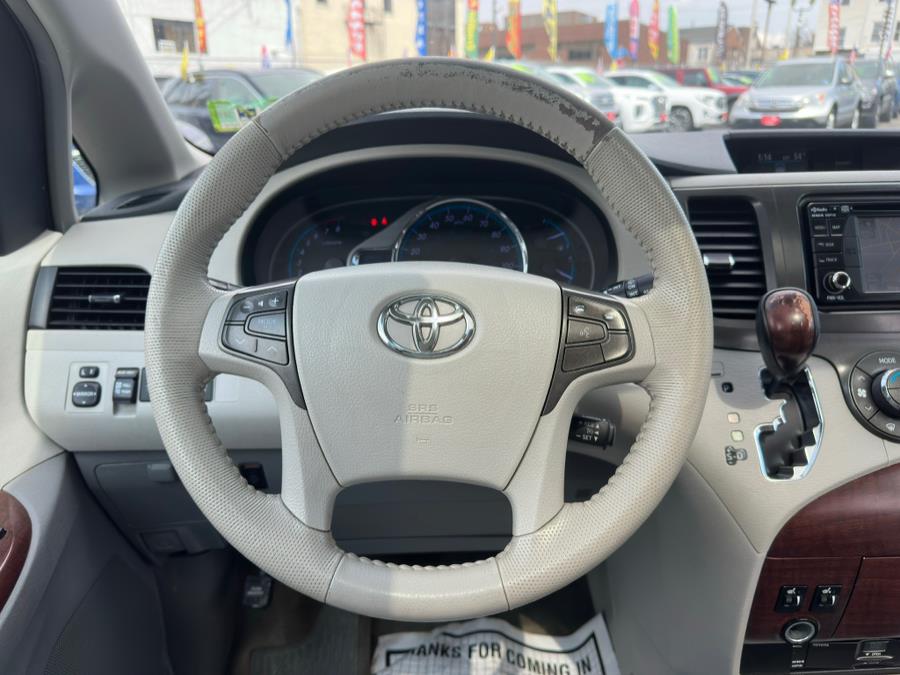2014 Toyota Sienna XLE 7-Passenger Auto Access Se photo