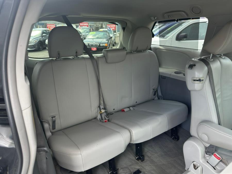 2014 Toyota Sienna XLE 7-Passenger Auto Access Se photo