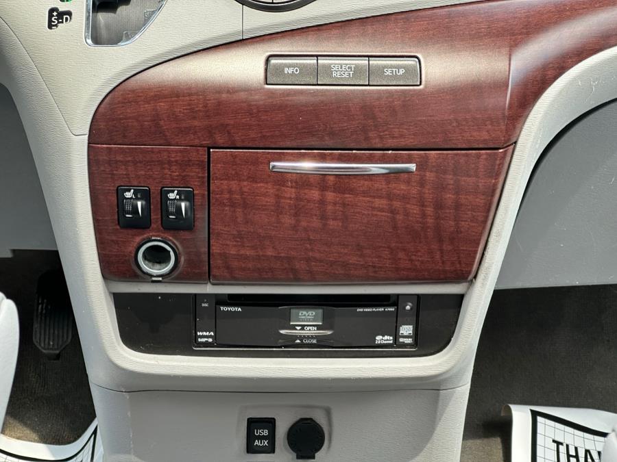 2014 Toyota Sienna XLE 7-Passenger Auto Access Se photo