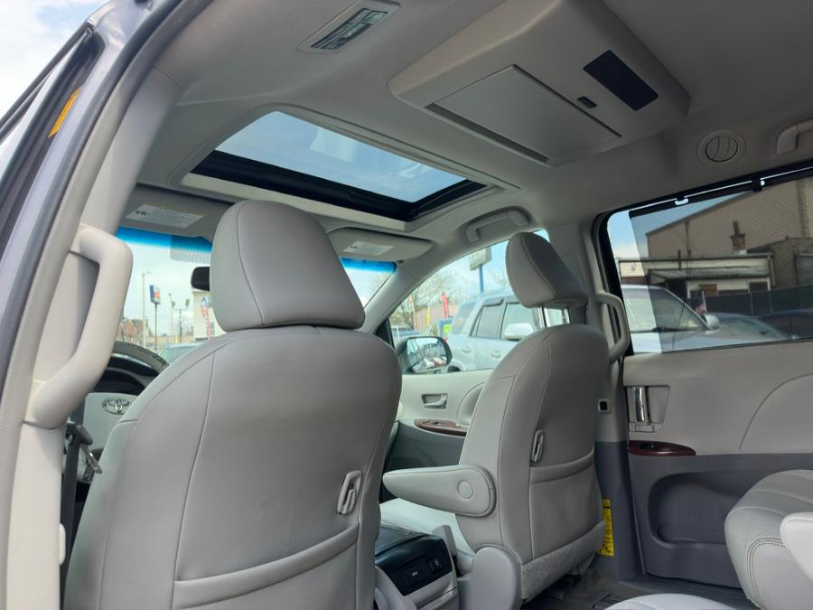 2014 Toyota Sienna XLE 7-Passenger Auto Access Se photo