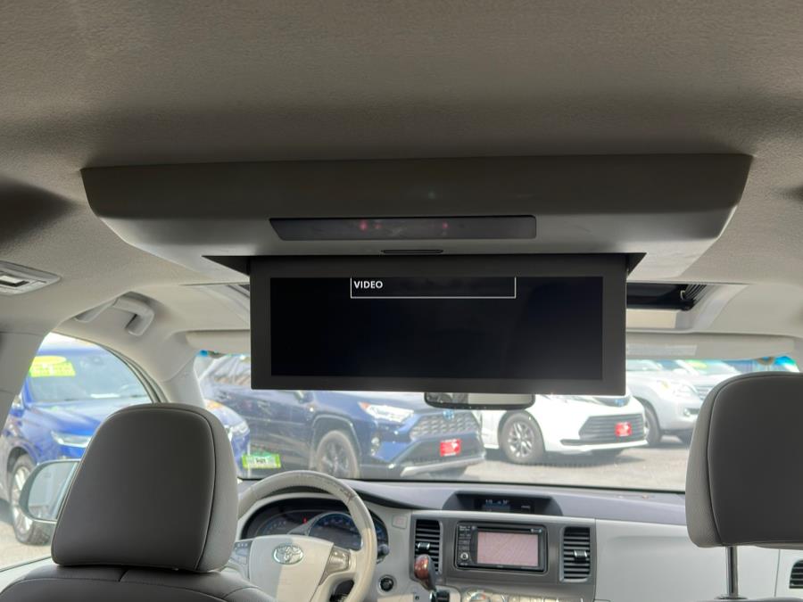 2014 Toyota Sienna XLE 7-Passenger Auto Access Se photo