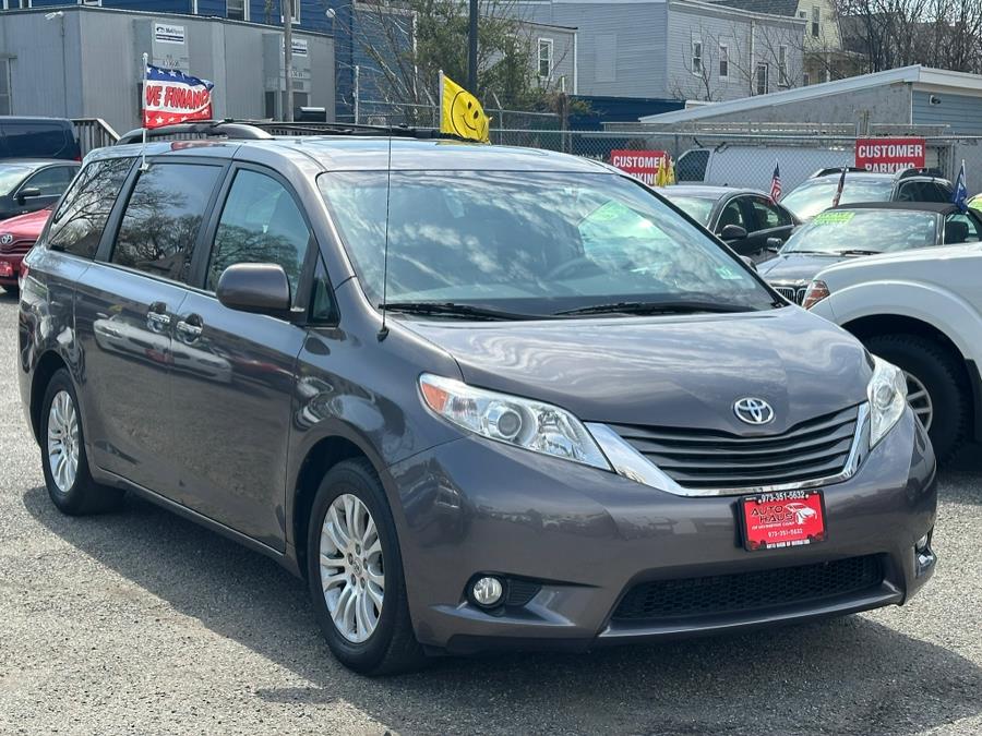 2014 Toyota Sienna XLE 7-Passenger Auto Access Se photo