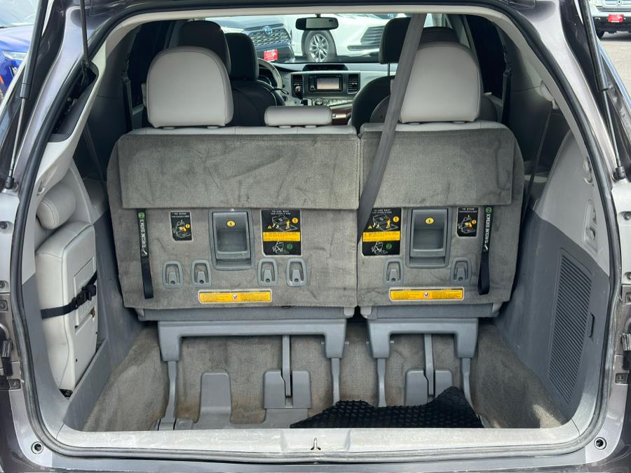 2014 Toyota Sienna XLE 7-Passenger Auto Access Se photo