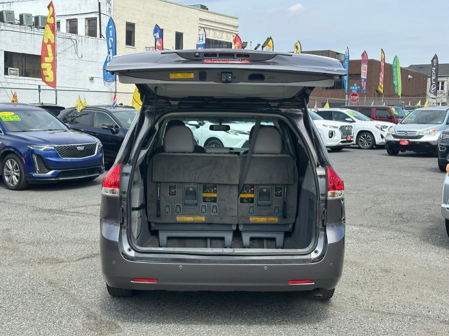 2014 Toyota Sienna XLE 7-Passenger Auto Access Se photo