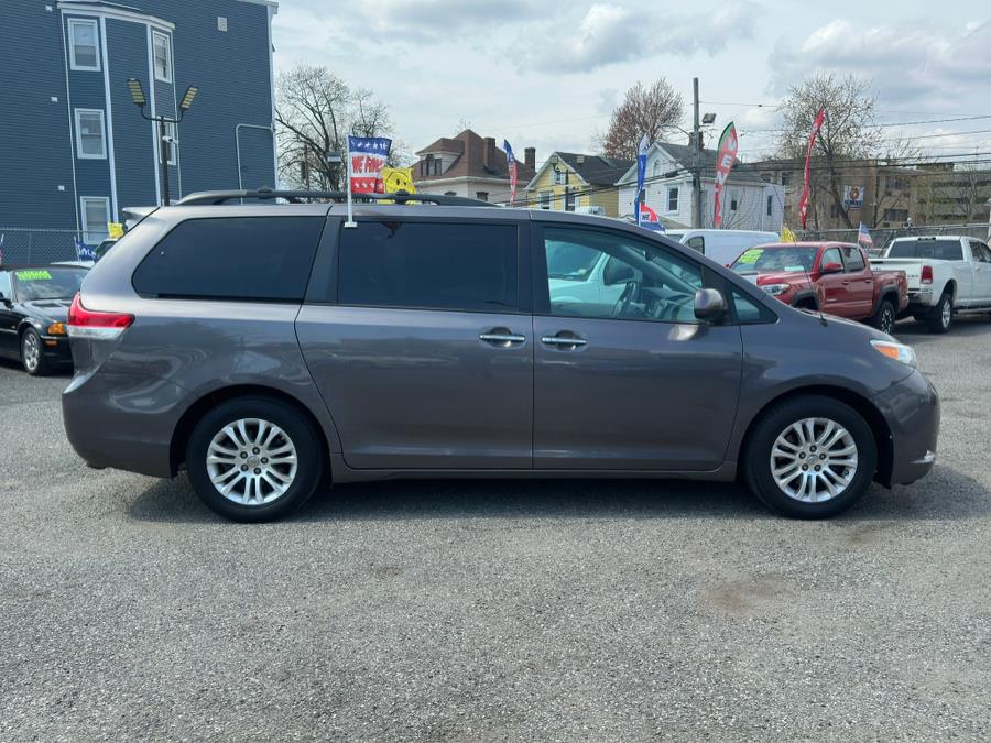 2014 Toyota Sienna XLE 7-Passenger Auto Access Se photo