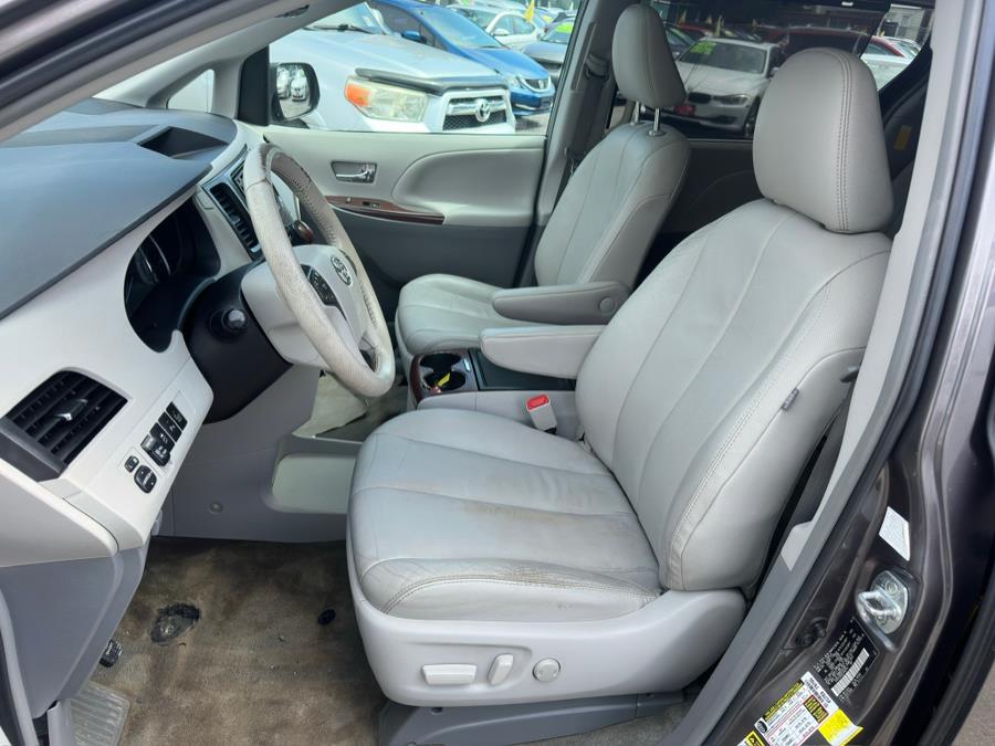 2014 Toyota Sienna XLE 7-Passenger Auto Access Se photo