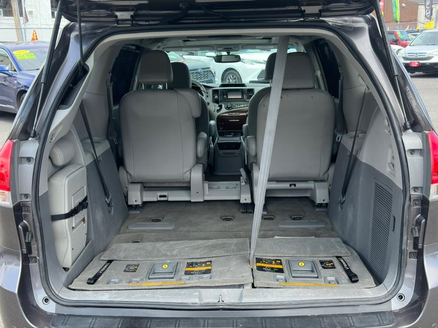 2014 Toyota Sienna XLE 7-Passenger Auto Access Se photo