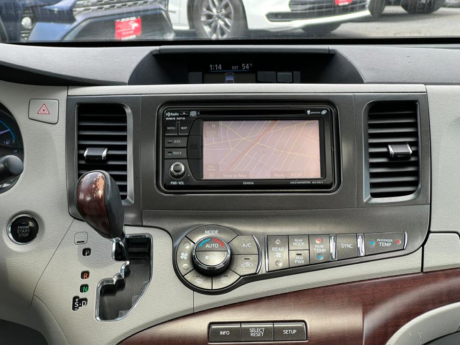 2014 Toyota Sienna XLE 7-Passenger Auto Access Se photo