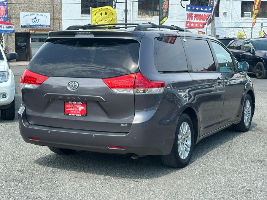 2014 Toyota Sienna XLE 7-Passenger Auto Access Se photo