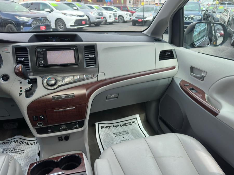 2014 Toyota Sienna XLE 7-Passenger Auto Access Se photo