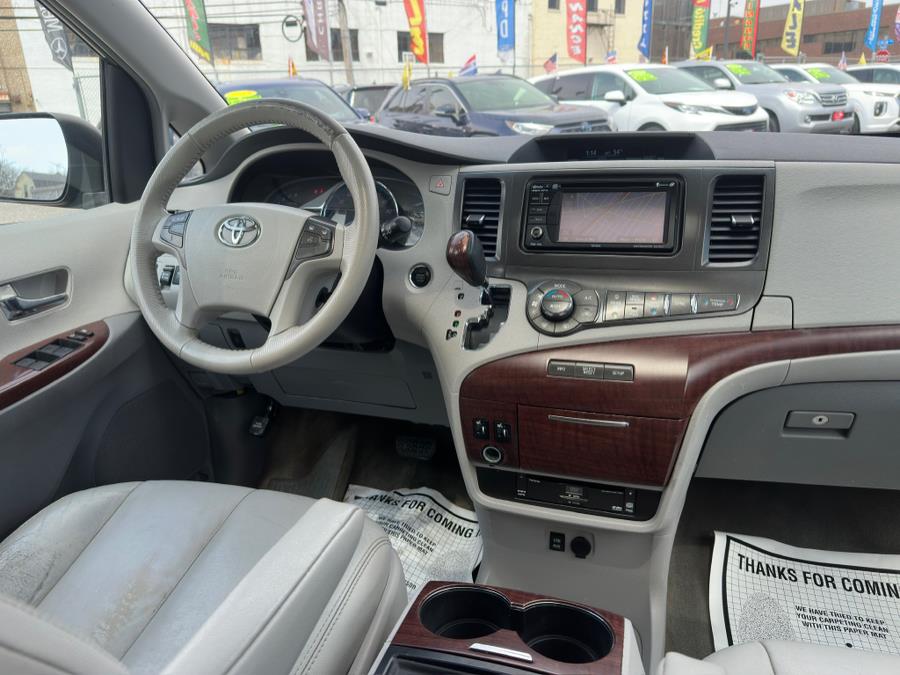 2014 Toyota Sienna XLE 7-Passenger Auto Access Se photo