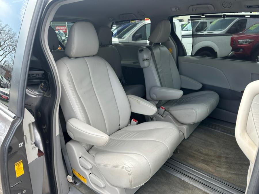2014 Toyota Sienna XLE 7-Passenger Auto Access Se photo