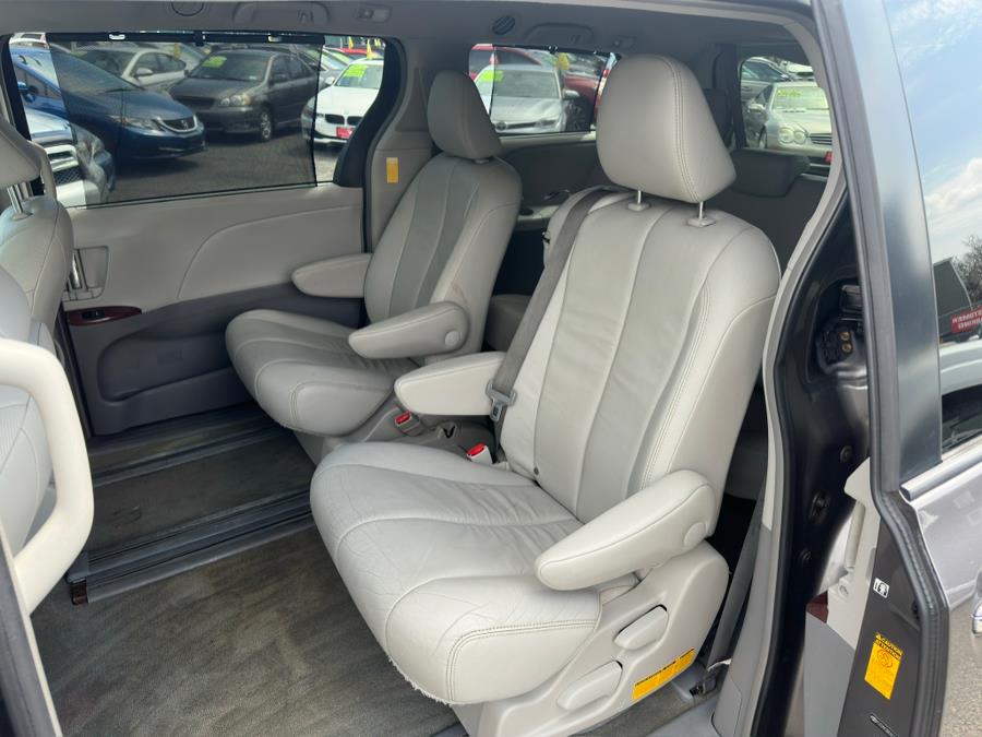 2014 Toyota Sienna XLE 7-Passenger Auto Access Se photo
