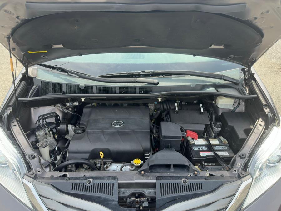 2014 Toyota Sienna XLE 7-Passenger Auto Access Se photo