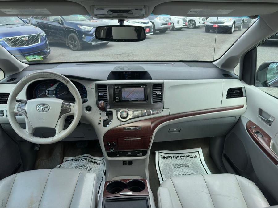 2014 Toyota Sienna XLE 7-Passenger Auto Access Se photo