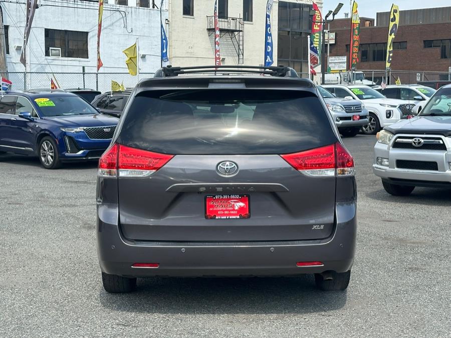 2014 Toyota Sienna XLE 7-Passenger Auto Access Se photo