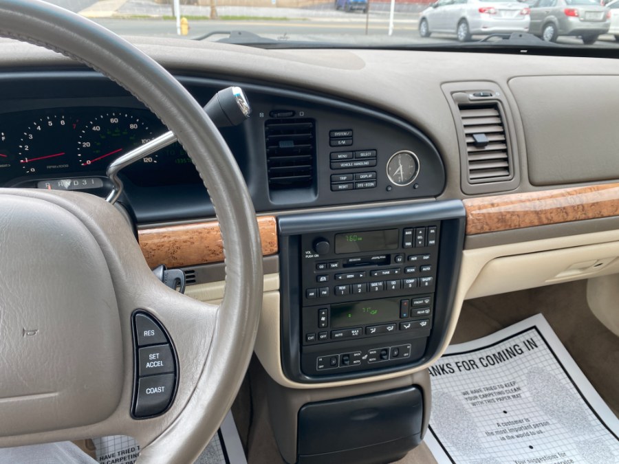 2002 Lincoln Continental photo