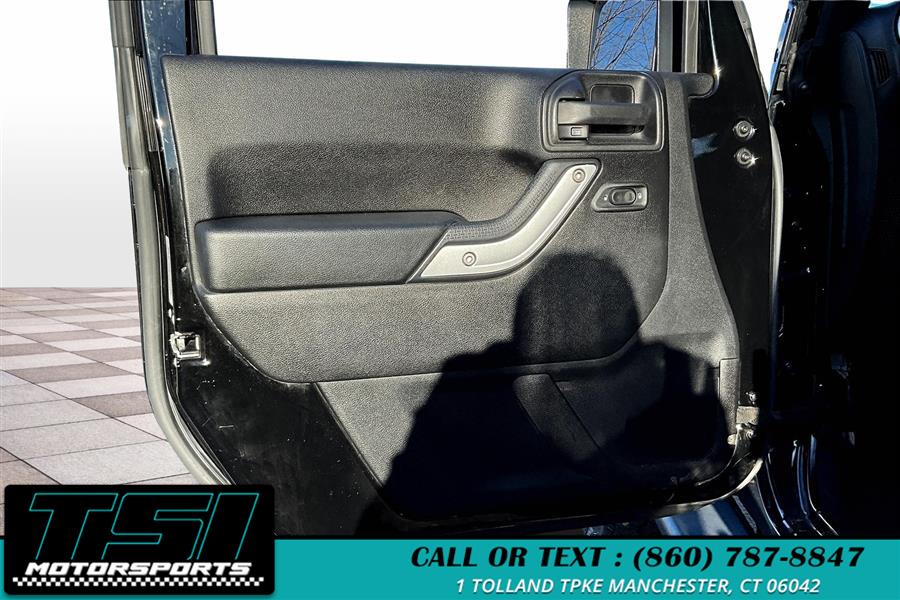 2016 Jeep Wrangler Unlimited 4WD 4dr Sahara photo