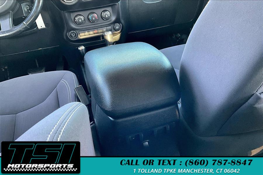 2016 Jeep Wrangler Unlimited 4WD 4dr Sahara photo