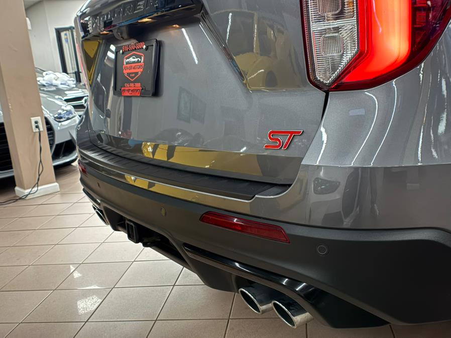 2022 Ford Explorer ST 4WD photo
