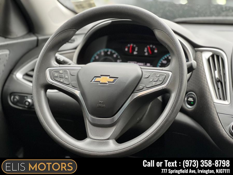 2022 Chevrolet Malibu 4dr Sdn LT photo