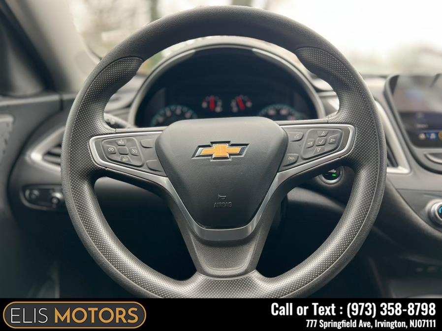 2022 Chevrolet Malibu 4dr Sdn LT photo