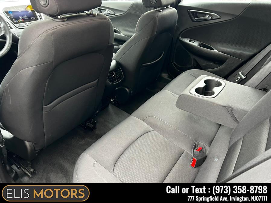 2022 Chevrolet Malibu 4dr Sdn LT photo